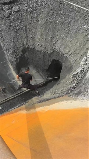 414K views · 4.5K reactions | The process of workers unloading sand and gravel from ships docking in the canal #cargoship #sandandgravelship #sand #unloading #shiploading #crew #phosphatemine #ore #pebbles | 丁掌柜 | Facebook