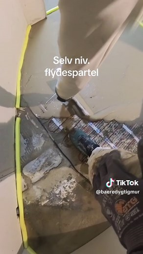 Selvnivellerende flydespartel til badeværelsesgulv