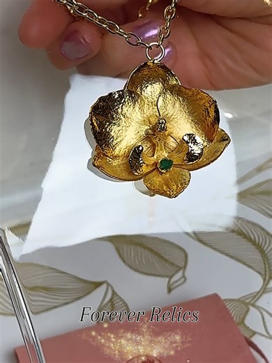 💚 Orquídea Necklace — one of a kind. Period. A statement piece that doesn’t wait for “special occasions.” It is the occasion. ✨ If you’ve been hunting for that rare necklace that looks custom, feels elevated, and instantly finishes the fit… this is the one.👑 Forever Relics – Made to be remembered. Tap to shop now and claim the Orquídea before it disappears. 🔗 #goldjewelry #jewelryaddict #luxuryjewelry #customjewelry #jewelrylover