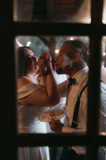Your cake cutting didn’t look like a movie. Until it did. This is the magic happening while you’re busy being in love 🤍 Trust your photographer ✨ #weddingtok #bridetok #engagedtok #weddingphotographer #weddinginspo