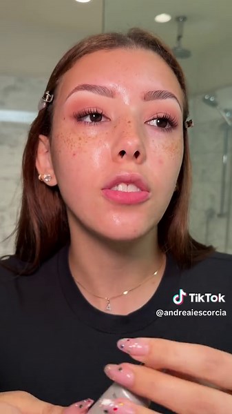 probando la CC Crème de Erborian 💗 meencanta que corrige el color de mi piel al instante y también ayuda a mejorar la apariencia de mi piel con el tiempo @ErborianUSA #erborianpartner #skincare #makeuphacks