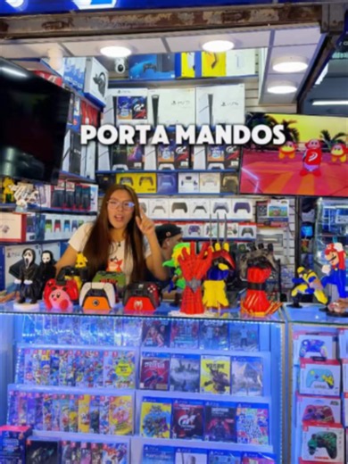 🎮🔥 ¿LOS MEJORES PORTAMANDOS PARA PS5 Y PS4 DEL 2026? 😱 ¡CONOCE LOS DISEÑOS EXCLUSIVOS DE VIDEOJUEGOS ANALY! 👀 ¿Todavía dejas tu mando de PlayStation tirado sobre la mesa, la cama o cualquier lugar? ¡Es momento de darle a tu control el lugar que se merece! 🎮✨ En VIDEOJUEGOS ANALY tenemos increíbles portamandos y posamandos con diseños exclusivos para que tu setup gamer se vea de otro nivel. 🔥 🎮 ¿POR QUÉ NECESITAS UN PORTAMANDO? ✅ Diseños originales y llamativos: dale personalidad a tu espa