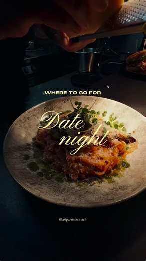 Lasipalatsikortteli on Instagram: "Räätälöi täydellinen deitti-ilta (tai -päivä!) Lasipalatsikorttelissa ♥️✨ Aloita aamiaisella: @cafejavahelsinki @latorrefazione @cafelasipalatsi Ota mukaan ystävä tai kumppani ja koe Leandro Erlichin näyttely yhdessä @amoskonst – maailma, jossa kaikki näyttää tutulta, mutta mikään ei ole aivan sitä miltä näyttää. Jatka iltapäivää tutustumalla huolella kuratoituihin liikkeisiimme ja päätä päivä elokuvaan ja illalliseen. @elokuvateatterigilda näyttää laatuelokuvi