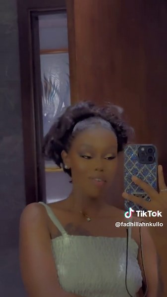 Nigerian Dance Video: Mirror Selfies & Style