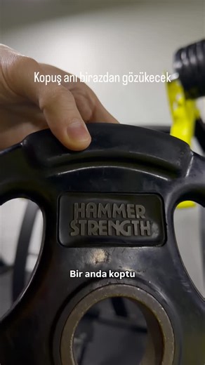 Rafet Cem Mete on Instagram: "Kas koparsa ne olur? Sörf yaparken göğüs kasım kemikten ayrıldı. Ameliyat masasına yattım. Sonra spor salonuna geri döndüm… Ama hiçbir şey eskisi gibi değildi. Ağırlık hafifti. Güç azdı. Güven sıfırdı. Incline plate loaded press artık benim için sadece göğüs hareketi değil. Her tekrar, kasla yeniden bağ kurmak. Her set, “hala buradayım” demek. Bazen gelişim daha fazla basmak değildir. Yeniden başlayabilmektir. #fitnessjourney #recovery #gymlife"