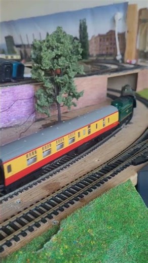OO Hornby 4-6-2 "Britannia" with passengerstrain departs #ooscale #modeltrains