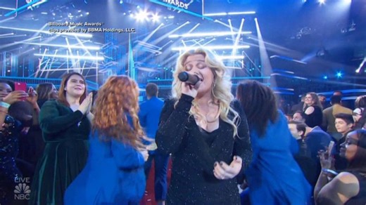 Kelly Clarkson undergoes emergency surgery