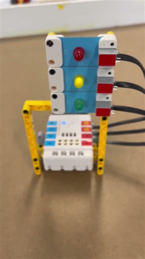 Construye divertidos dispositivos con Nezha programando tu placa microbit con MakeCode.