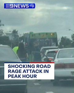 #EXCLUSIVE: A violent road rage attack has erupted on the Gold Coast this morning. The fight broke out on a busy Ashmore intersection in peak hour traffic during school drop off. More tonight on #9News at 5.30pm. | 9 News Gold Coast