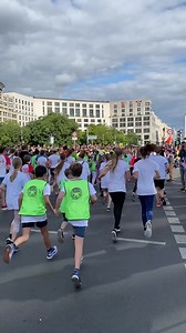The mini-Marathon runners have just finished their race! 💙 What an amazing race it has been. More than 9,552 students ran 4.2195 km through the streets of Berlin. Congratulations to all the young finishers! You made it! 💙 #berlinmarathon | BERLIN-MARATHON