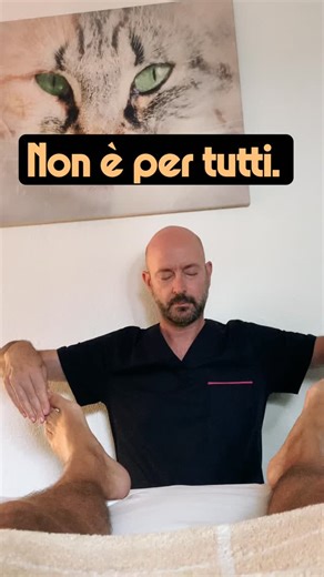 Alessio Felletti | Riflessologo | Naturopata | Massaggiatore on Instagram: "La Riflessologia Evolutiva è un lavoro profondo di ascolto del corpo. Attraverso i punti riflessi, il tocco consapevole e l’intenzione, accompagno la persona verso un rilascio reale di stress e tensioni. Ogni trattamento è costruito su misura. Nessuna sequenza standard. Nessuna forzatura. 📍 Studio principale: Quart (Aosta) 📍 Milano • Torino • Roma 👉 Se risuona, scrivimi in DM per saperne di più. 📞 WhatsApp 380 152404