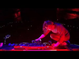 That Time Skrillex accidentally Synced his Mic Drop with the Bass Drop: