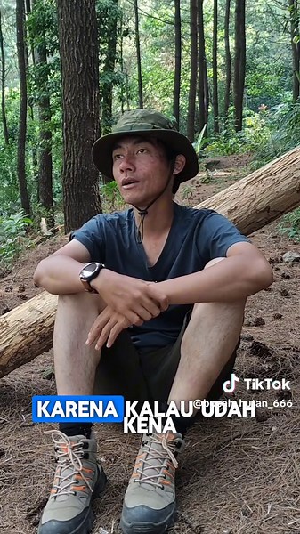 Inilah akibatnya kalau nggak pakai sunblock ketika mendaki, kulit saya terkena paparan radiasi UV berlebih dan jadilah sunburn. Sebagai informasi, semakin tinggi elevasi maka paparan radiasi sinar UV akan bertambah seiring bertambahnya ketinggian suatu tempat. Selalu gunakan sunblock biar nggak kena sunburn, kalo udah kena sunburn auto jadi siluman uler.... #bushcraft #outdoors #outdoorsman #hiking #mountain #sunburn #uvlight #radiation #tipsandtricks #skinirritation #precautions #caution
