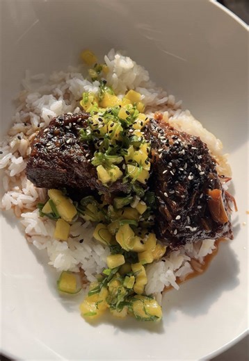 Pinapple soy braised short ribs in the new @Hedley & Bennett cast iron Dutch oven 🙌🏼 full recipie on my substack 💛 #torisgoodeatz #hedleyandbennett #shortribs #dutchoven #castironcooking