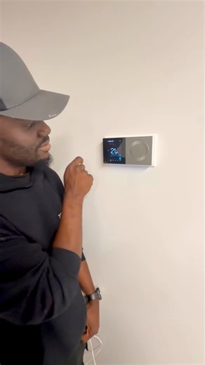 Le thermostat Daikin One fonctionne à la fois comme télécommande murale et comme thermostat intelligent — et, tout comme la Madoka, il peut être connecté à ton smartphone via l’application Skyporthome. ✅ Ce que ça permet : • Contrôler la température et les modes (auto, froid, chaud, ventilateur) à distance depuis ton téléphone. • Programmer des plages horaires pour économiser l’énergie. • Recevoir des alertes et vérifier l’état de l’unité depuis n’importe où. • Interface simple pour régler la co