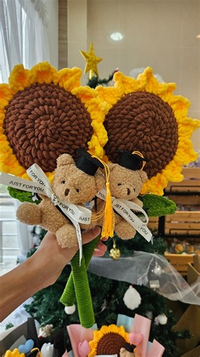 Beo Gift on Instagram: "Graduation season is here! Our handmade giant crochet sunflower + graduation bear bouquet is officially the cutest gift of the year! Big, fluffy crochet sunflower Little teddy with a graduation cap Fully handmade with love It’s the perfect gift for: Graduating friends Kids’ graduations Teachers Or simply for a cute photo moment! And the best part? Affordable, meaningful, and super impressive to gift. You’ll never go wrong with this one! #beogiftbm #giftatpenang #knittingb