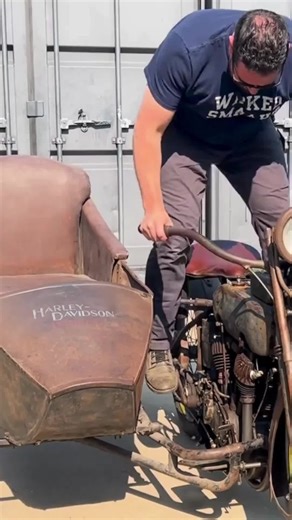 Harley-Davidson Japan on Instagram: "Model J（1917年）⁣ ⁣ ハーレーダビッドソンの歴史を切り拓いた伝説の一台。⁣ 1,000cc Vツインとハンドシフトギアを積み、⁣ 激動の世紀を駆け抜け、⁣ 100年を経た今もその鼓動を響かせ続ける。⁣ ⁣ 🎥: @hdmuseum⁣ ⁣ #HarleyDavidson #HarleyDavidsonJapan #ModelJ #Motorcycle #ハーレーダビッドソン"