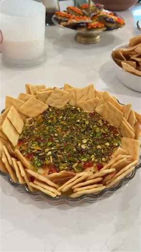 liza marie pasquale on Instagram: "Everyone RAVED about this dip!! •Boursin •pepper jelly •chopped pistachios •hot honey •corn bread crackers It’s SO easy and going to be my new staple dip recipe to bring for any occasion! #easydip #simpleappetizer #appetizer #thanksgiving #friendsgiving #diprecipe"