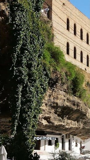 Pourquoi ce village est-il caché à l’intérieur d’une montagne ?