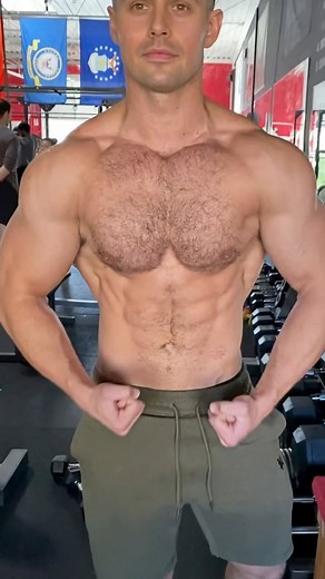 Dan Rockwell on Instagram: "Unique Chest Workout🔥👇🏼 - 🔸Incline Dumbbell Press 5x12 (warm up before “working” sets) 🔸Around the World Flys 3x10 🔸Alternating Dumbbell Press 4x12 (altogether) 🔸Dumbbell Fly 3x15 (extremely light, go for stretch and control the weight) 🔸Dumbbell Pullover 3x10 - For training hit the link in my bio! If you like these posts let me know below 👊🏼 - #chestworkout #chestday"