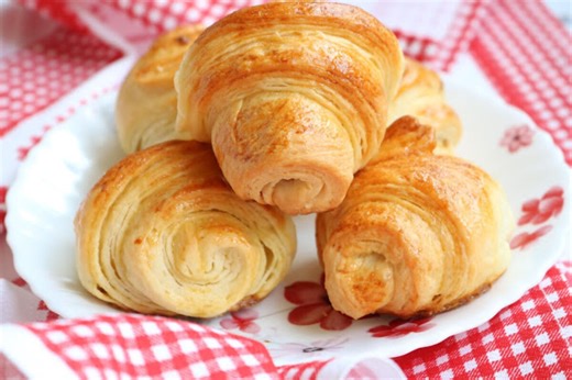 RECEPT ZA KROASANE STAR 30 GODINA: Vazdušasti i mekani kao iz pekare, a spremaju se očas posla, uspeva čak i POČETNICIMA