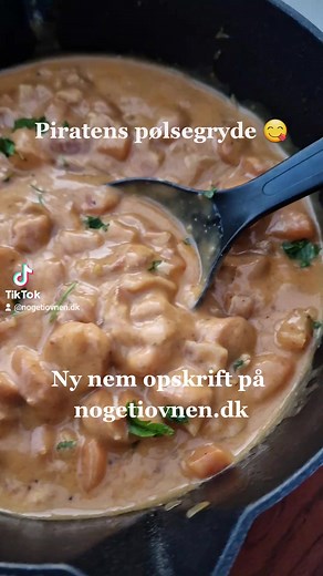Piratens pølsegryde ❤️ En lækker gryderet med bacon, pølser, gulerødder og fløde Ny nem opskrift på nogetiovnen.dk.- du finder den lige på forsiden 😊 | Noget i ovnen hos bagenørden