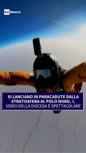 Mikhail Korniyenko, Alexander Lynnik e Denis Yefremov si sono lanciati da un aereo Ilyushin-76 a 10.500 metri di altezza e hanno trascorso circa due minuti e mezzo in caduta libera prima di aprire i paracadute a 1.000 metri dal suolo e atterrare vicino alla base polare russa “Barneo”. La discesa è stata documentata in un video spettacolare. Nonostante indossassero maschere e guanti riscaldati, tutti e tre hanno sofferto sintomi di congelamento al volto, ha raccontato a Reuters l'organizzatore de