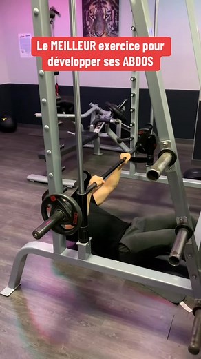 Tu veux des abdos visibles ?Oublie les crunchs classiques, travaille avec résistance.La Smith machine = tension constante hypertrophie = abdos qui ressortent.Teste le ! 💪🏼 | Bm Fit Coach
