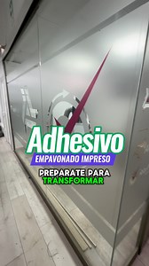 🔥Adhesivo Empavonado Troquelado🔥 ✅Material Adhesivo Empavonado ✅Troquelado y Impreso ✅Cotiza tu instalación con ¡nosotros! ¡Prepárate para transformar tus oficinas en espacios que deslumbren a todos los que entren! En AlcoSur, nos confiaron el reto de elevar el estilo de sus nuevas oficinas, ¡y lo hicimos con un toque de elegancia inigualable! ¿Nuestro secreto? El adhesivo empavonado troquelado de alta duración, el aliado perfecto para agregar ese toque diferenciador a cualquier ambiente. Si e