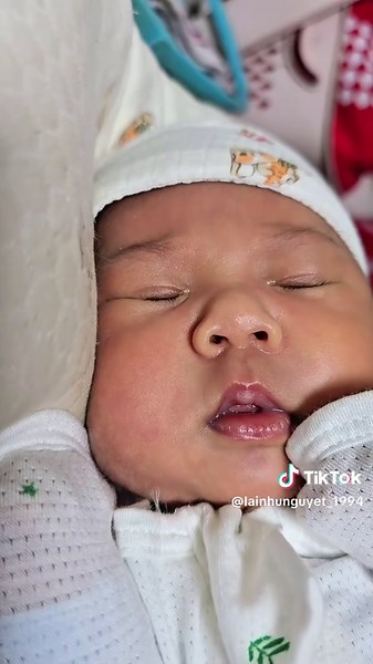 Nhộng chũn hình quả lê này dùng giúp bé ngủ sâu hơn ,em dùng thấy thích lắm luôn các mom ạ #lainhunguyet #vlog #mebimsua #unbee #nhongchununbee