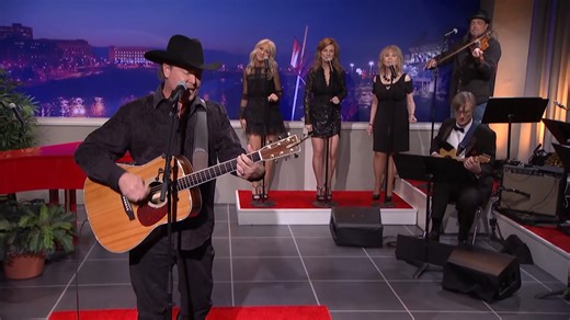 Today is Tracy Lawrence's Birthday! To celebrate, here's Tracy performing his number one 2007 hit "Find Out Who Your Friends Are" live on CabaRay Nashville. Hope you enjoy a #HappyBirthday Tracy! #tracylawrence #findoutwhoyourfriendsare #cabaray #nashville #liveperformance #countrymusic #numberonehit | Ray Stevens