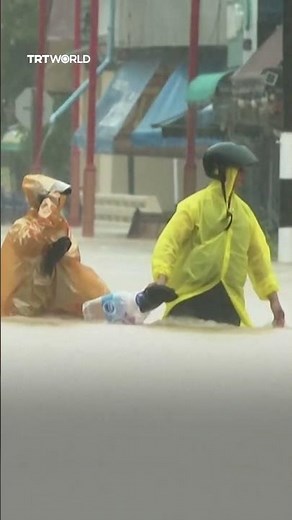 Flooding in southern Thailand leaves residents stranded