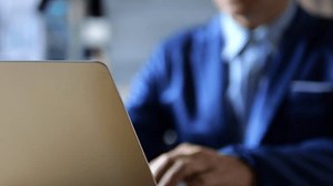 Person Checking Target Laptops Showing Chart: Stockvideos & Filmmaterial (100 % lizenzfrei) 3713574605 | Shutterstock