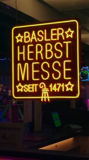 Wenn die Nacht über Basel fällt, beginnt das Leuchten. Zwischen Stimmen, Lichtern und Musik pulsiert die Stadt im Takt der Herbstmesse. Vertraut, lebendig und jedes Jahr ein bisschen magisch.🌃✨🎢 #basel #herbstmäss #messebasel #stadtleben #basellive #loveyourcity #thisisbasel #baselswitzerland #herbstmesse #herbstmessebasel | BaselLive