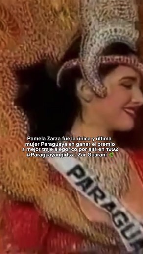 Una mujer Paraguaya que a menudo olvidada. Su traje típico pesaba entre 30 y 40 kilos, tanto que no podía caminar ni bailar durante la gala. Vestirla era todo un proceso arduo: tardaban aproximadamente 2 horas entre dos personas para colocarle la pieza. Con un costo estimado de 15,000 dólares, este es catalogado por muchos missologos el mejor traje típico de la historia 🤩❤️ #MissUniverso #TeamParaguay #MissParaguay #MUPY1992 #MissesParaguayas