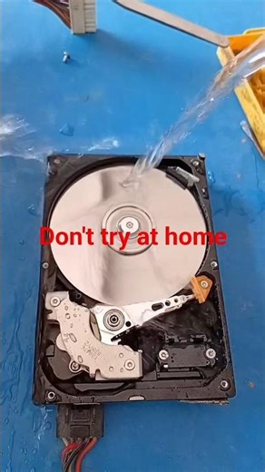 "chalti Hard Disk Ko Pani Mila To Kya Hua? 🤯"#Shorts