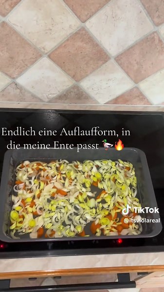 Für meine Ente nehme ich die größte Form aus dem AEG Easy2Clean Set. Sie bietet richtig viel Platz und passt trotzdem perfekt in meinen Ofen. Genau die richtige Größe für ein großes Essen 🤍✨#AEG #Easy2Clean #Auflaufform #Küche #Backen