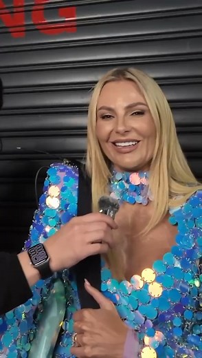🌟 Ons het met Karlien Van Jaarsveld gesels! 🌟 Sy deel hoe ongelooflik haar jaar tot dusver was, waarna sy in 2026 uitsien, én die plekke waar sy nog graag wil optree. En ons kan nie wag om ’n datum vir jóú vas te maak nie. Kontak ons span sommer vandag nog: 📧 Stuur ’n e-pos na bookings@coleskeartists.co.za 🌐 Besoek: www.coleskeartistmanagement.com | Coleske Artist Management