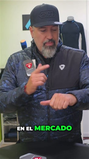 Liquidación de la Chaqueta Térmica Solar 3 Pvp: 149.99€ Outlet: 99€ con Envío Incluido en España Peninsular y Portugal. Tallas disponibles M-L y 2XL. Chaqueta Térmica MidLayer realizada en Primaloft Silver, uno de los mejores aislantes térmicos del mercado, que además es muy ligero y transpirable. Válida para usar debajo de cualquier chaqueta de moto (quitando el forro térmico si lo tuviera), o para usar por la calle. Dispone de ajustes, bolsillos exteriores, reflectantes y se guarda en una bols