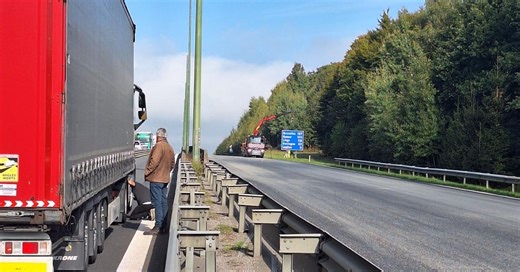 C’est la pagaille ce midi sur l’E411 : l’autoroute fermée à cause d’un camion en panne dans une zone de travaux, « évitez les lieux »
