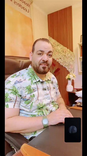 فوايد الجلسات النفسية * فهم المشاعر والأفكار بشكل أعمق: تساعد على التعرف إلى أنماط التفكير والسلوك التي قد تؤثر في المزاج أو العلاقات. * التعامل مع القلق والتوتر: تعلم استراتيجيات عملية لإدارة الضغوط والقلق والخوف. * تحسين المزاج: يمكن أن تساعد في علاج أو تخفيف أعراض الاكتئاب واضطرابات المزاج الأخرى. * تطوير مهارات مواجهة المشكلات: مثل حل النزاعات، واتخاذ القرارات، والتكيف مع التغيرات الحياتية. * تحسين العلاقات: من خلال تعزيز مهارات التواصل وفهم الحدود والاحتياجات الشخصية. * رفع الوعي بالذات: مع