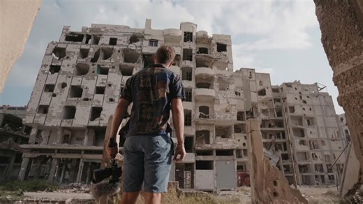 2,000 people live inside this Middle Eastern border maze - and almost nobody enters
