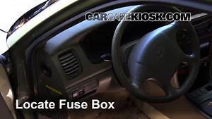 Ubicación de caja de fusibles interior en 2000 Hyundai Sonata GLS 2.5L V6