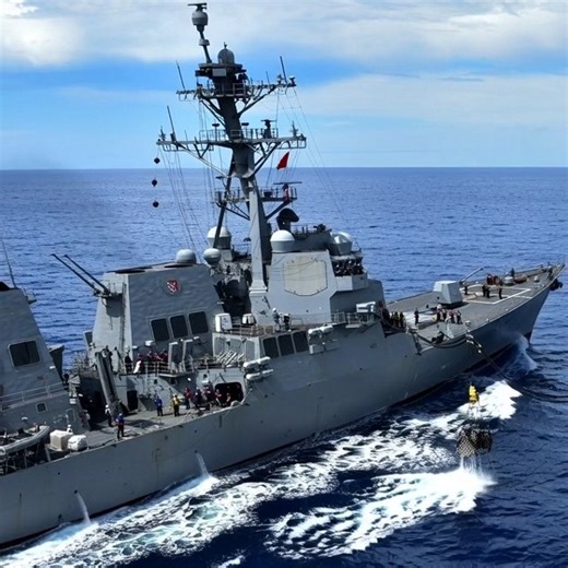 Steel, Speed, and Firepower — A U.S. Navy Arleigh Burke–Class Destroyer Cutting Through the Open Sea #ArleighBurkeClass #USNavy #GuidedMissileDestroyer #Aegis #NavalPower #Warship #SeaDominance | Navy History