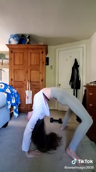 Bridge #bridgepose #bridgestretch #flexibility #flexible #flexiblegirl #backflexibility #flexibleback #spineflexibility #flexiblebody #bendy #bendygirl #bendyback #contortionist #contortionistgirl #yogapants #yogaleggings #leggings