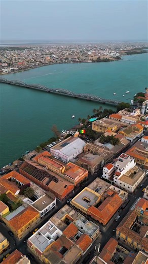 🇸🇳Cette compilation de vidéos drone vous emmène dans un voyage spectaculaire à travers quelques-uns des plus beaux paysages du Sénégal. Des vues aériennes de la ville historique de Saint-Louis aux eaux étonnantes du Lac Rose, chaque image révèle une facette unique du pays. Une invitation visuelle à découvrir le Sénégal vu du ciel, où nature, culture, mer et lumière se rencontrent pour offrir des images inoubliables. 🌅🇸🇳🎥 #issiaga_photography #senegalaise_tik_tok🇸🇳 #senegal #dakar #senega