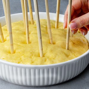 31K views · 309 reactions | Notati reteta celei mai fabuloase prajituri cu zahar ! Moale, pufoasa si savuroasa! Ingrediente: pentru aluat : lapte - 200 ml zahăr - 20 g drojdie - 2 lingurite Hidratam drojdia 15 min făină - 470 g ouă - 2 buc unt - 120 g zahăr vanilat - 10 g la suprafață: zahăr - 120 g unt - 50 g zahăr vanilat - 10 g La cuptor 180°C pentru 30 min Diametrul tavii 24 cm La crescut aluatul în bol 40 min, în tavă 20 min | Cookrate - Romania | Facebook