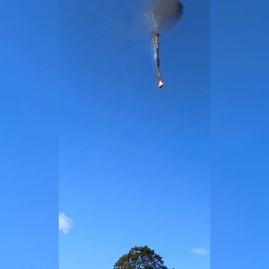 URGENTE: Queda de balão em Praia Grande (SC) pode ter deixado mais de 20 mortos Na manhã deste sábado (21), um balão caiu em uma área de mata no município de Praia Grande, no Sul de Santa Catarina. Há suspeita de que mais de 20 pessoas tenham morrido no acidente, mas as informações ainda não foram confirmadas oficialmente. Equipes de resgate foram mobilizadas e o helicóptero Arcanjo foi acionado para prestar atendimento no local. A ocorrência segue em desenvolvimento e mais detalhes serão divulg