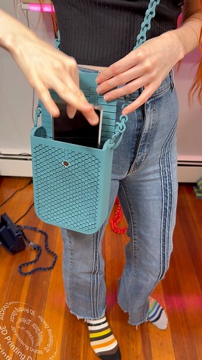 This looks good and work! Literally functional 3D Printed purse. 👜 would you use one? What do you think about the color? Comment below 👇🏻 Design by @stlflix_ Worn by @evettesniche Printed on @bambulab_official x1c #asmr #asmrcommunity #3dprinting #3dprintingcommunity #purse | 3DPrintingDoctor