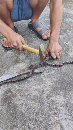 How to use hammer and pliers to disassemble a chain